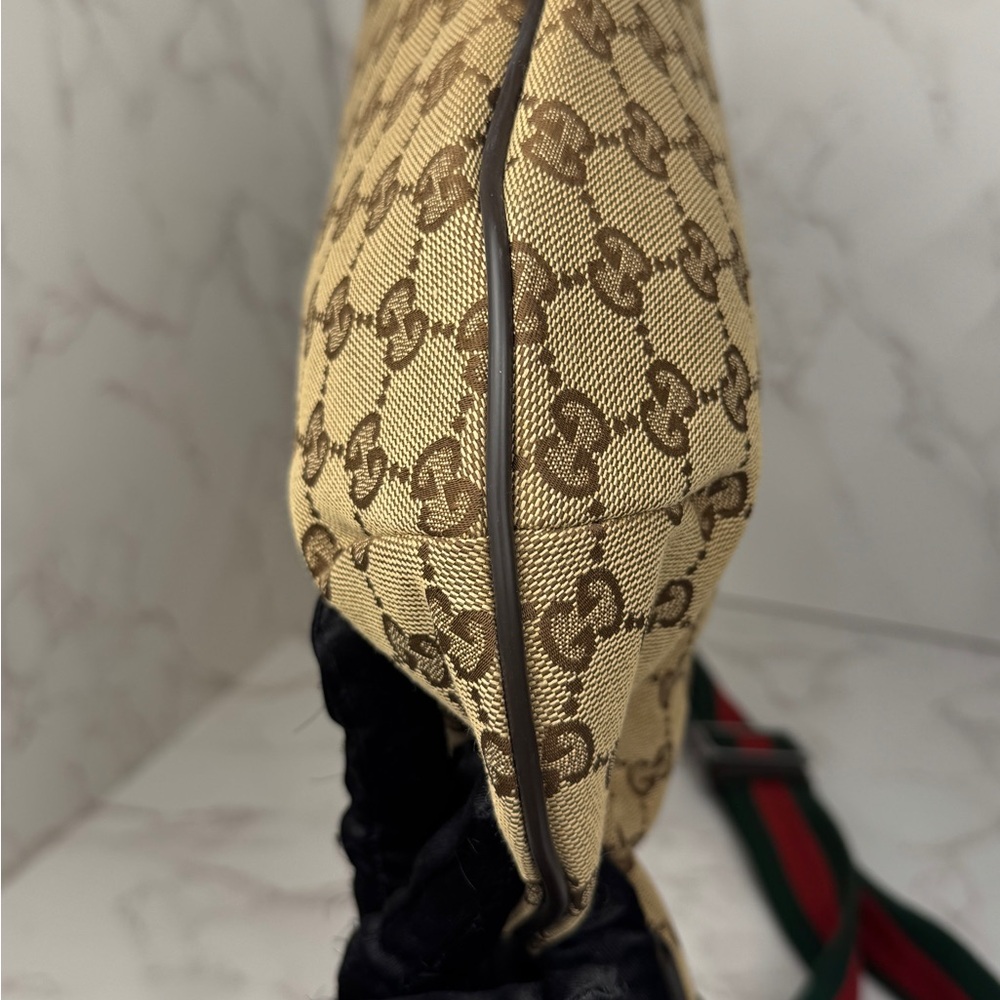 Gucci Beige Monogram Bag with Red and Green Strap - Picture 8 of 16